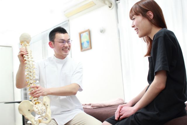 凝り固まった筋肉をほぐします